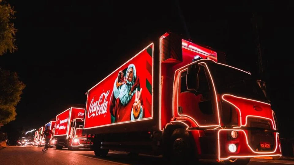 Manauara Shopping recebe a tradicional Caravana de Natal da Coca-Cola 2023, ao seu redor