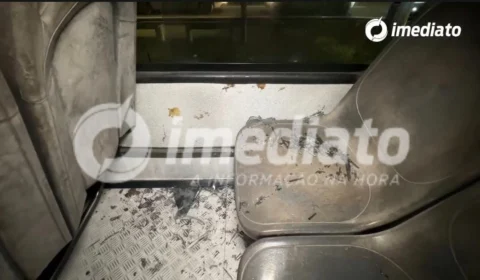 Bandidos atiram dentro de ônibus da linha 448 e ameaçam esfaquear passageiros