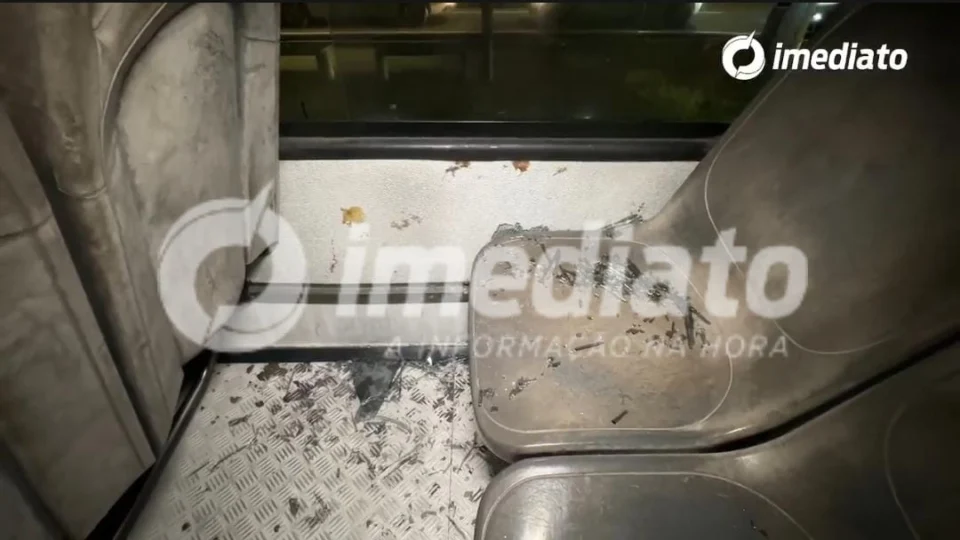 Bandidos atiram dentro de ônibus da linha 448 e ameaçam esfaquear passageiros