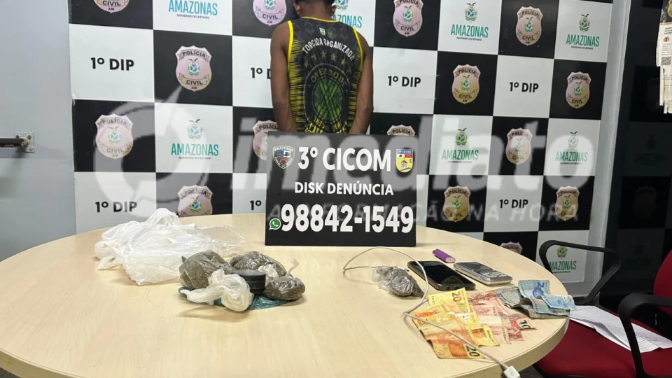 Polícia prende homem vendendo drogas em beco no bairro Petrópolis