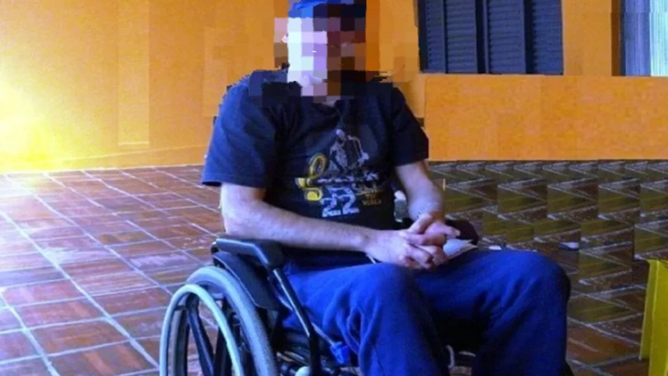 Pai acusado de fazer filmes com o estupro dos próprios filhos adotivos é preso