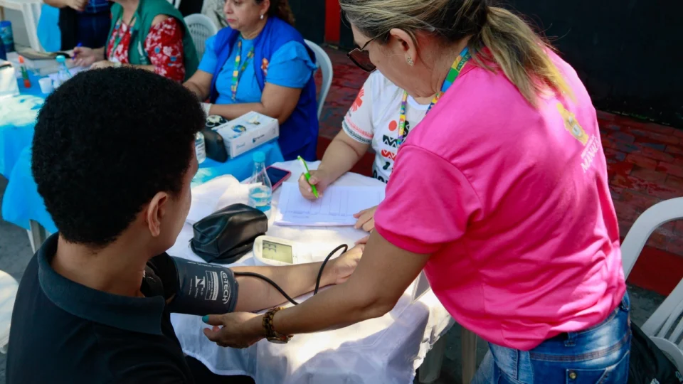‘Noite do Encanto’: Sejusc promove dia de cuidados e ceia natalina a pessoas em situação de rua