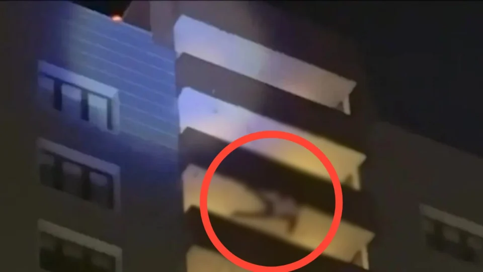 IMAGENS FORTES: ‘Papai Noel’ morre após cair do 24º andar de prédio