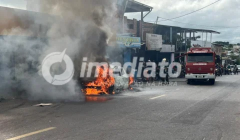 População ateia fogo em carro após dono de veículo matar homem no Jorge Teixeira