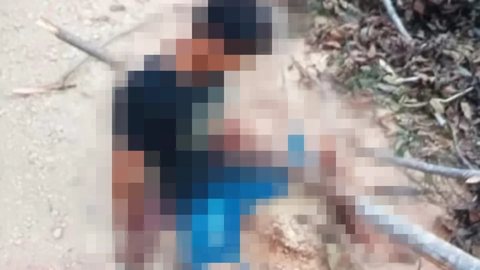 Jovem tem corpo atravessado por tronco ao cair de moto