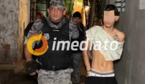 Criminoso que atirou em viatura da PM é preso em beco na Compensa; comparsa está foragido