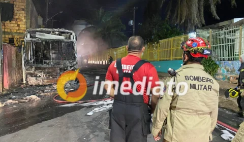 Quadrilha de criminosos ateiam fogo em ônibus da linha 113, no bairro Compensa 2