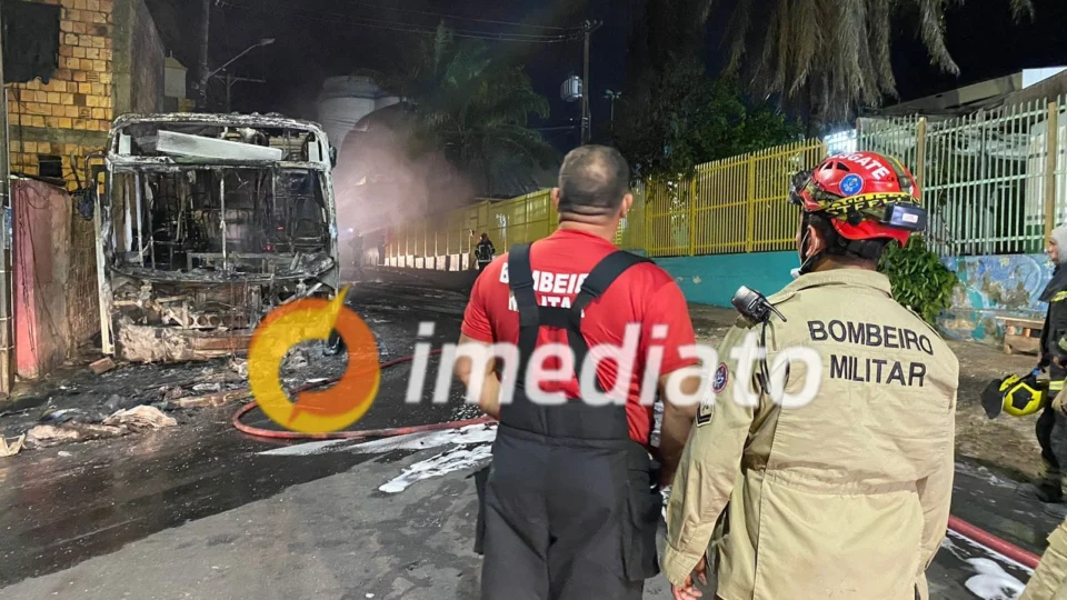Quadrilha de criminosos ateiam fogo em ônibus da linha 113, no bairro Compensa 2