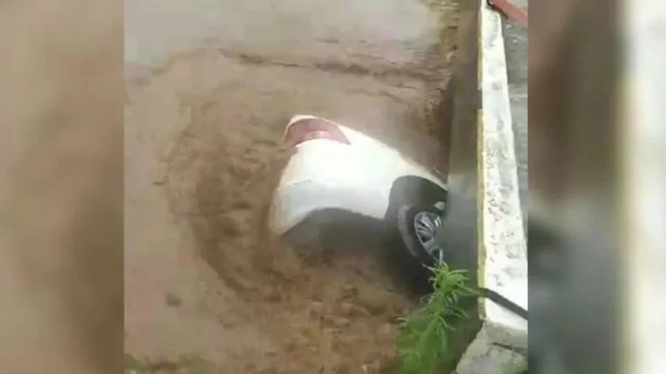 Motorista morre após ficar preso dentro de carro arrastado pela chuva