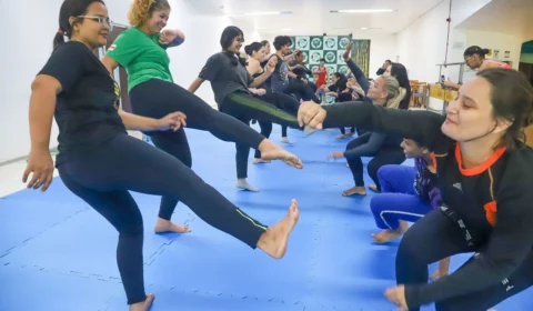Alunas e colaboradoras da UEA participam de curso de Defesa Pessoal Feminina