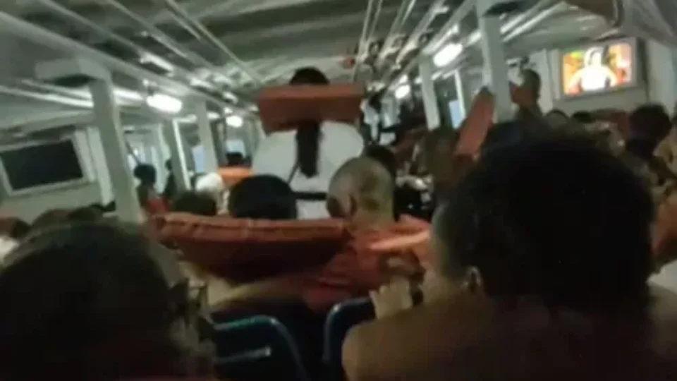 Vídeo mostra passageiros de barco em pânico durante temporal