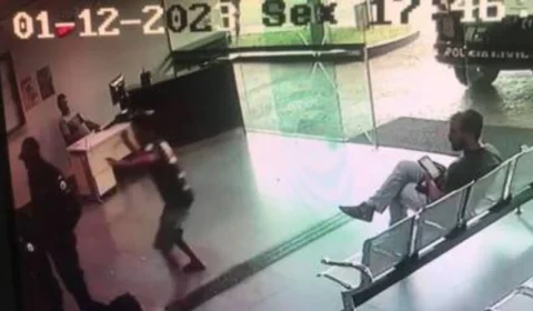 VÍDEO: Homem tenta esfaquear policial em delegacia de Brasília