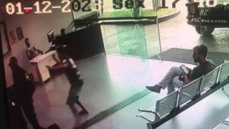 VÍDEO: Homem tenta esfaquear policial em delegacia de Brasília