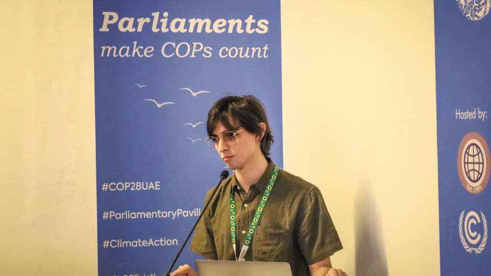 Amom apresenta denúncia sobre má qualidade do ar na Amazônia e omissão de governos durante COP 28 