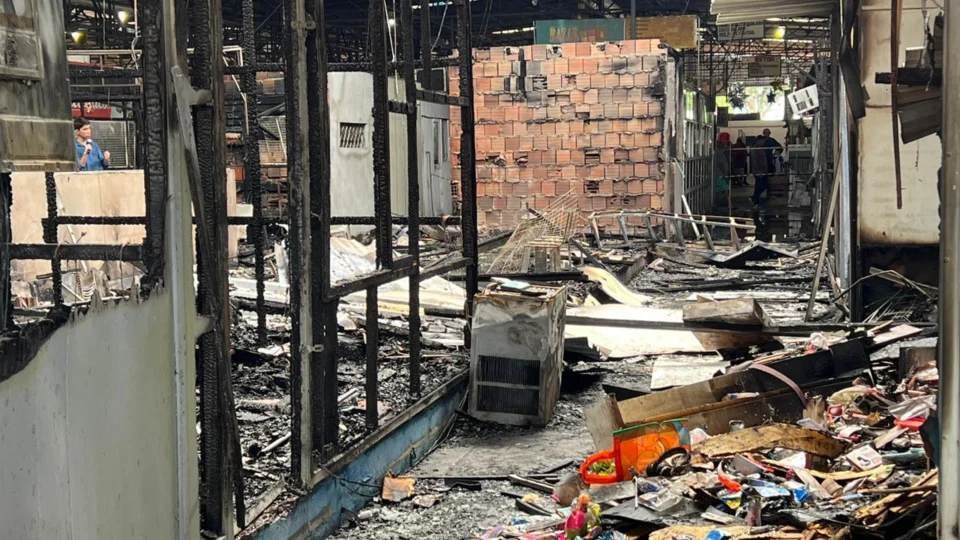 Prefeitura pagará auxílio de R$ 2 mil para os feirantes que perderam suas bancas no incêndio