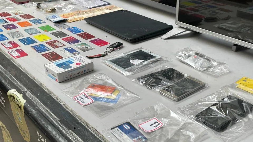 Dupla é presa por aplicar golpes bancários em idosos em Manaus