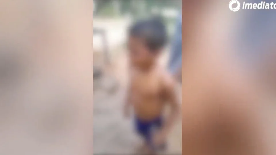 Menino de 4 anos é agredido pela mãe no AM; vizinha filma e faz a denúncia