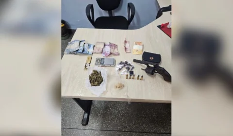 Polícia prende homem com drogas, arma, munições e dinheiro do tráfico em Manaus