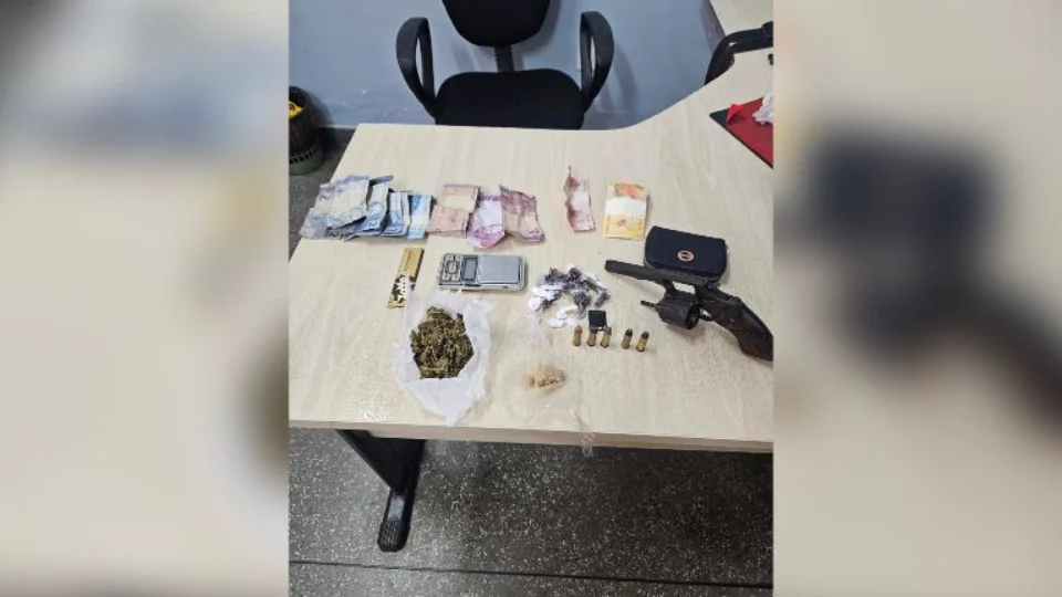 Polícia prende homem com drogas, arma, munições e dinheiro do tráfico em Manaus