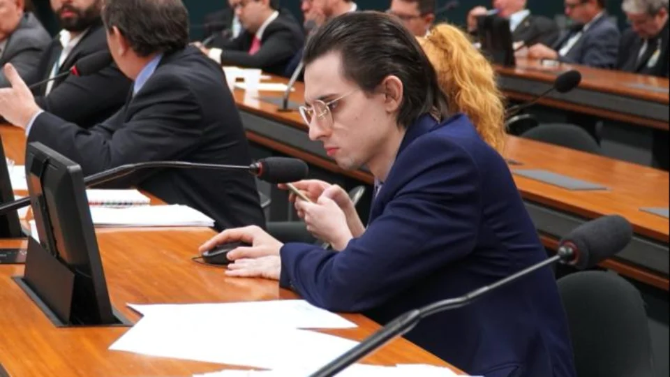 Projeto de Amom para aumentar pena para estupro em Uber e táxi vai ao Senado