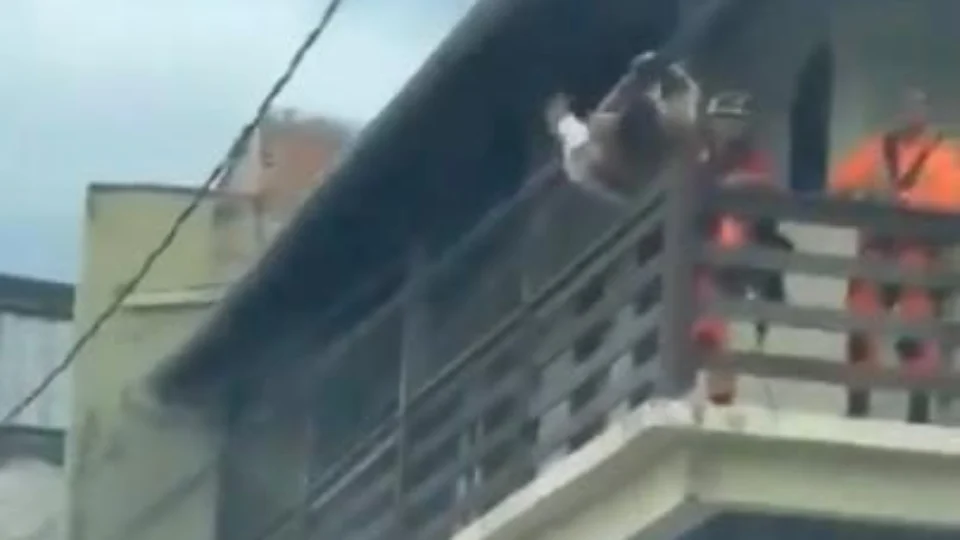 VEJA VÍDEO: em fuga, homem se agarra em fios de alta tensão e tem roupa arrancada