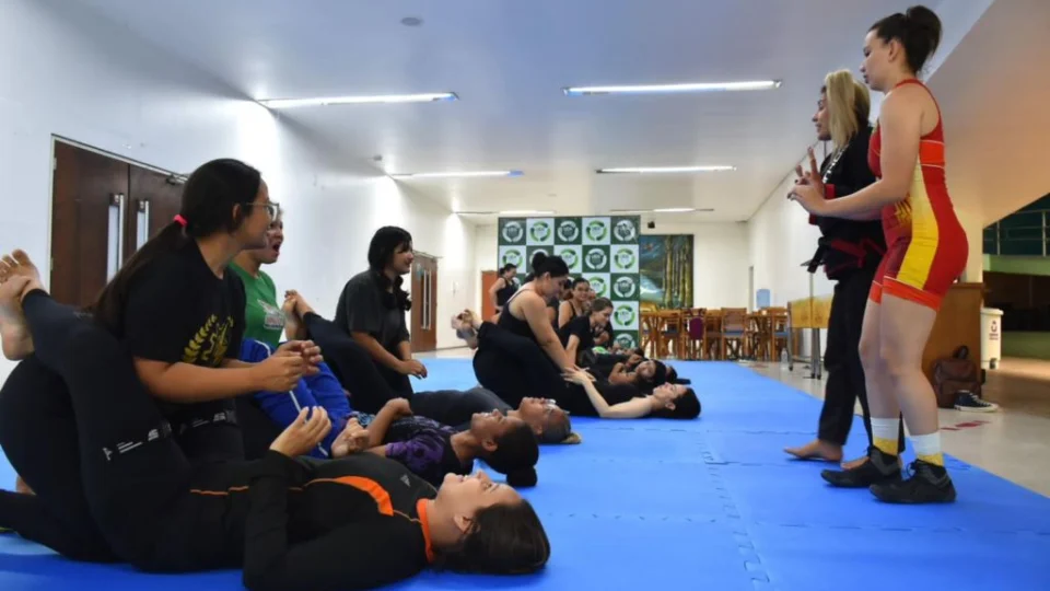 Alunas e colaboradoras da UEA participam de curso de Defesa Pessoal