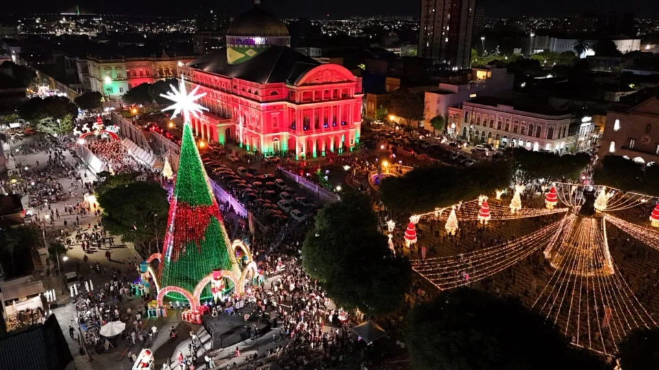Com a iluminação da Árvore de Natal, programação do Largo de São Sebastião é marcada por grandes estreias