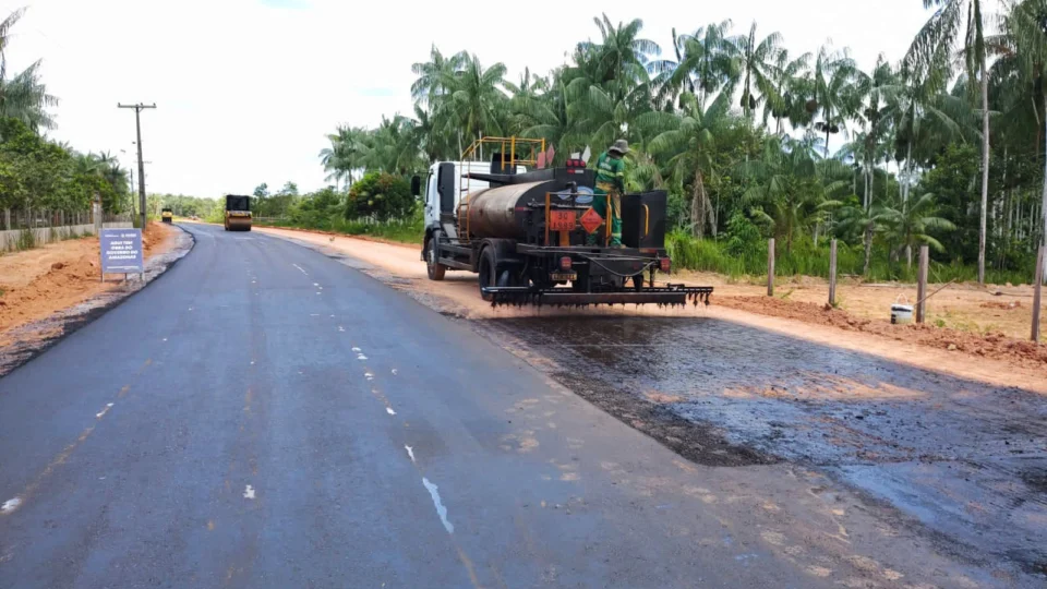 Governo do Amazonas está pavimentando a estrada Anori-Codajás