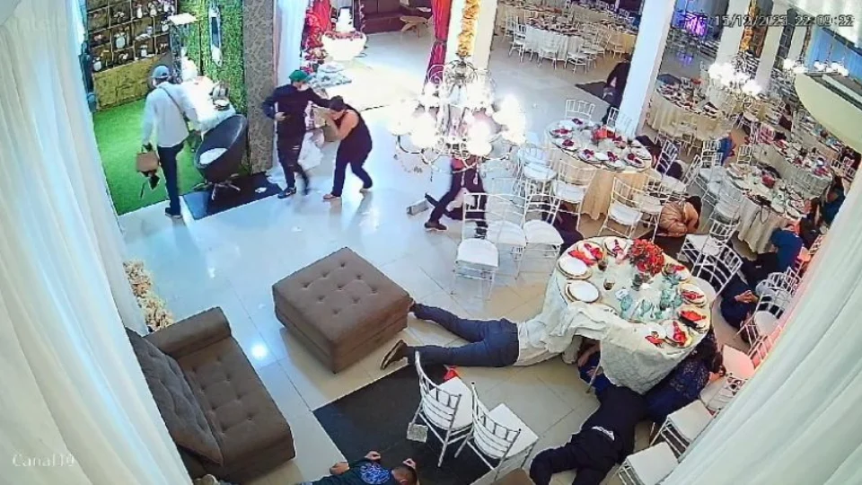 VÍDEOS: Criminosos invadem festa de casamento e roubam pertences dos convidados em Manaus