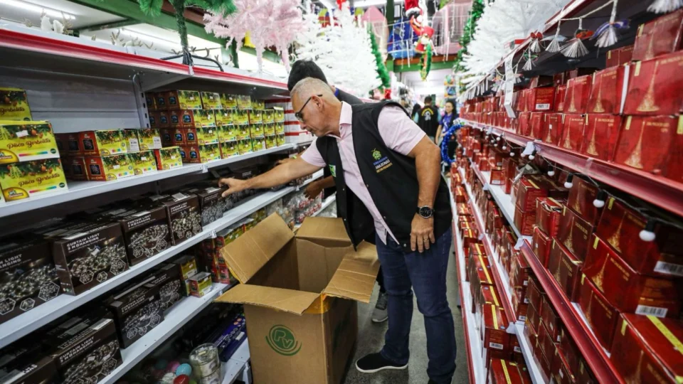 Fiscalização apreende mais de 2 mil produtos natalinos em Manaus