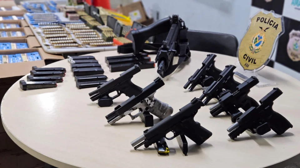 Polícia Civil do Amazonas prende indivíduo com oito armas de fogo e cerca de 30 mil munições