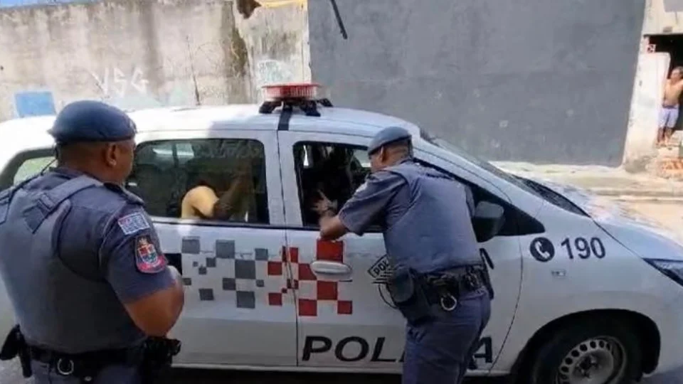 Vídeos mostram momento em que Marcelinho Carioca é resgatado