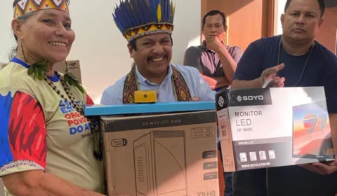 Indígenas são contemplados com computadores doados pelo Governo do Amazonas
