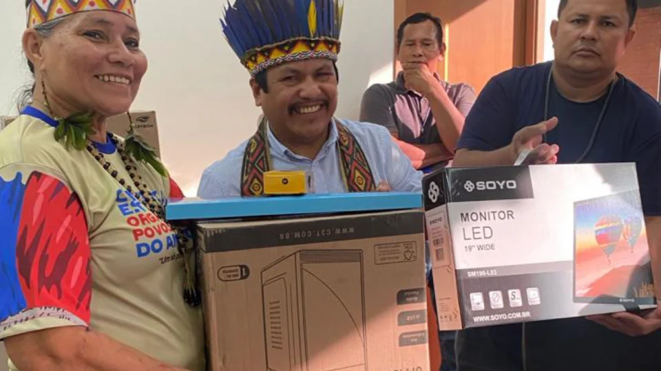 Indígenas são contemplados com computadores doados pelo Governo do Amazonas