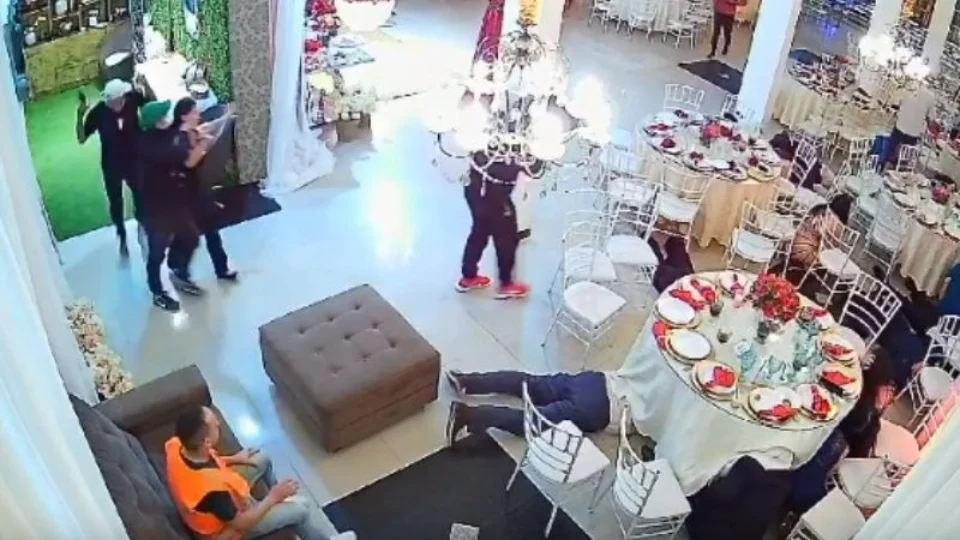 Trio é preso por invadir e roubar convidados em festa de casamento no bairro Flores