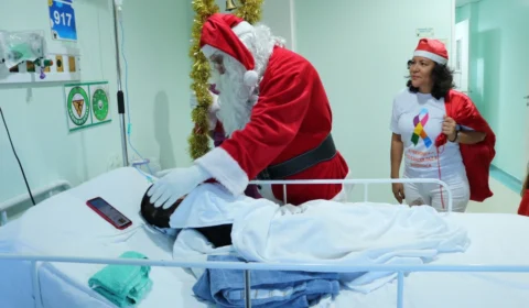 Pacientes da Fundação Cecon recebem a visita do Papai Noel