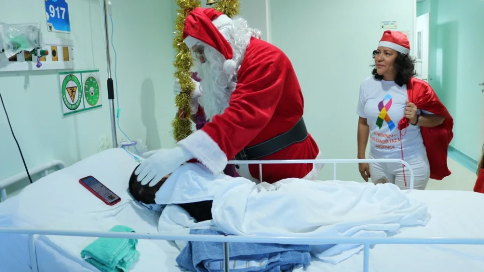 Pacientes da Fundação Cecon recebem a visita do Papai Noel