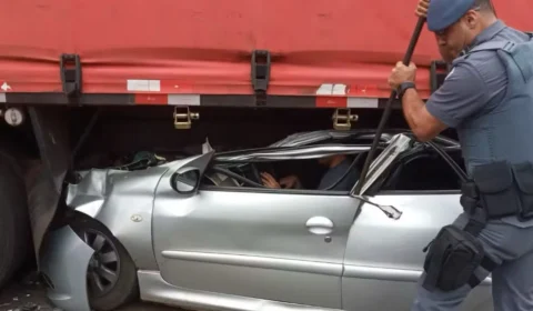 VÍDEO: Carro vai parar embaixo de caminhão e motorista sobrevive em São Paulo