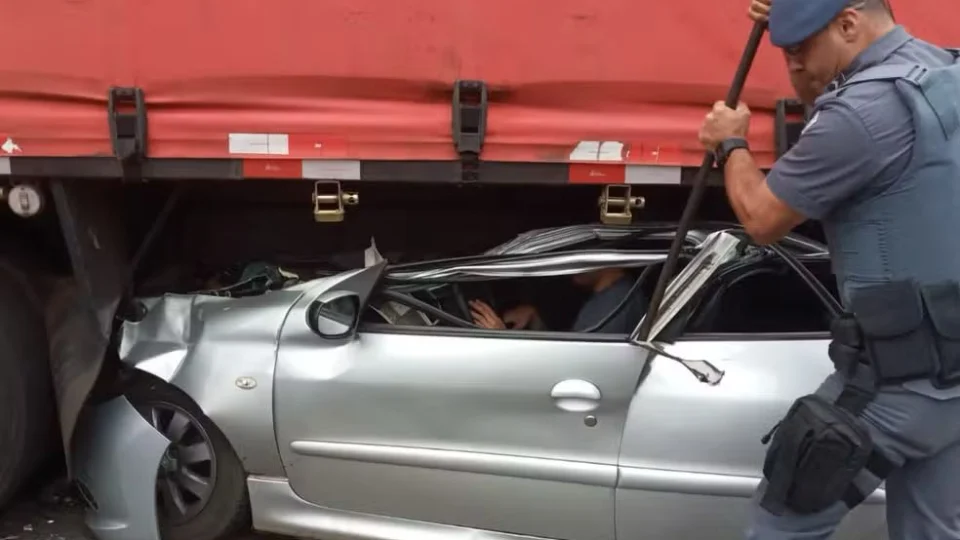 VÍDEO: Carro vai parar embaixo de caminhão e motorista sobrevive em São Paulo