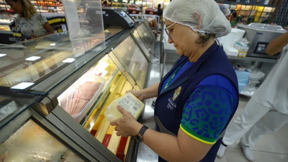 Operação ‘Natal com Saúde’ termina com 4,5 mil toneladas de alimentos apreendidos em supermercados de Manaus