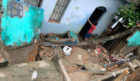 Famílias perdem tudo em enxurrada no beco cacau pereira no bairro São José