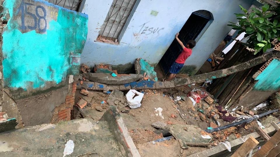 Famílias perdem tudo em enxurrada no beco cacau pereira no bairro São José