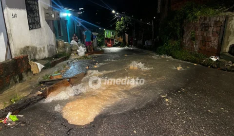 Cano estoura e gera enxurrada no Gilberto Mestrinho
