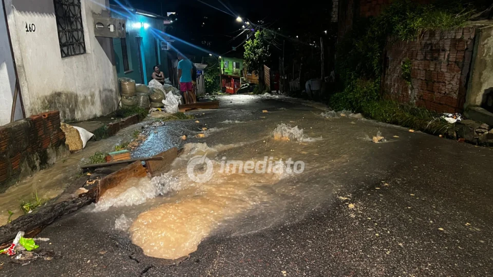 Cano estoura e gera enxurrada no Gilberto Mestrinho