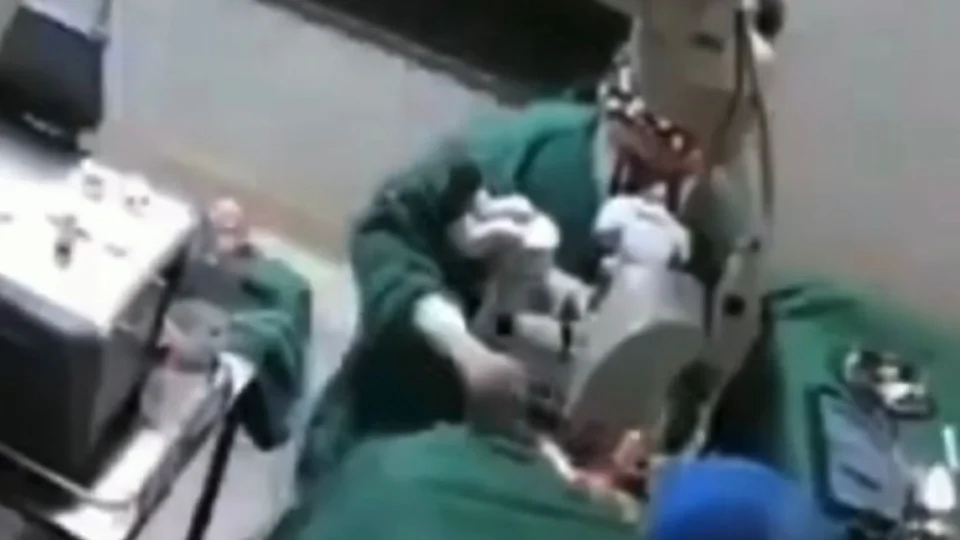 VÍDEO: Médico da socos no rosto de idosa durante realização de cirurgia no olhos na China