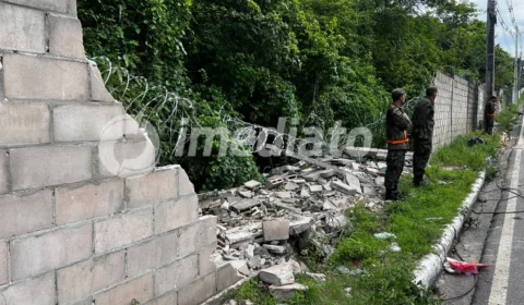 VÍDEO: Caminhão-cegonha desgovernado invade muro do Aeroporto Ponta Pelada