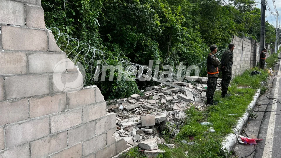 VÍDEO: Caminhão-cegonha desgovernado invade muro do Aeroporto Ponta Pelada