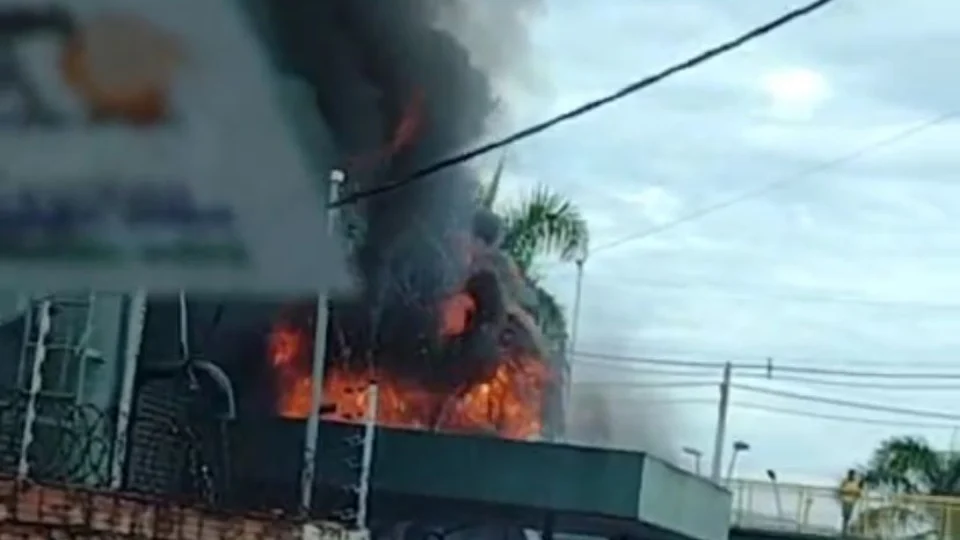Incêndio de grandes proporções atinge churrascaria em Manaus
