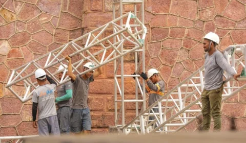 Palco do Réveillon do Largo já está sendo montado ao lado do Teatro Amazonas