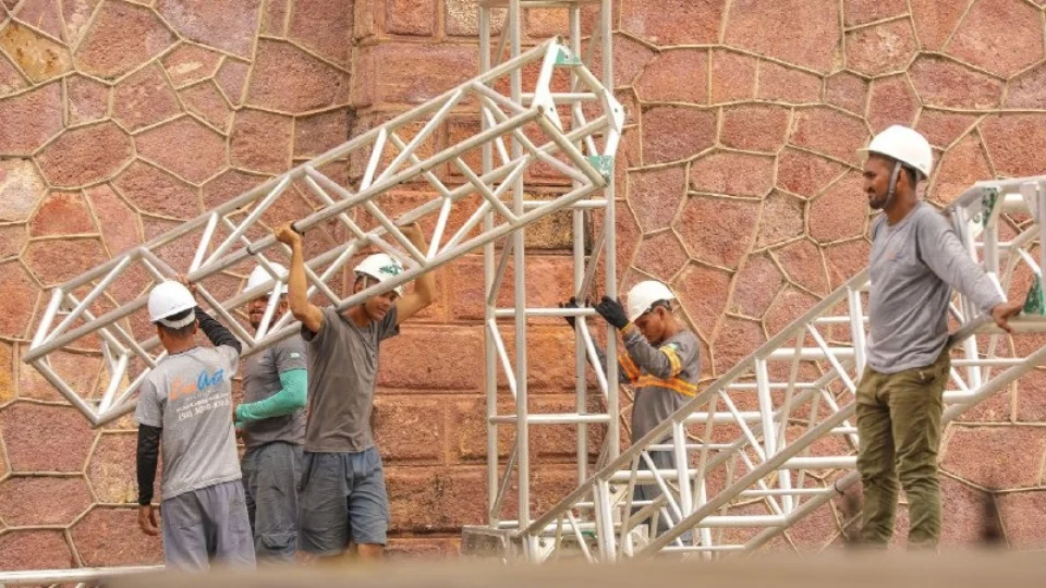 Palco do Réveillon do Largo já está sendo montado ao lado do Teatro Amazonas